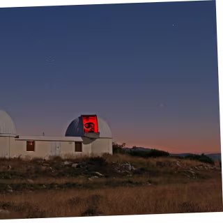 Une vue des deux télescopes de C2PU au début d'une nuit d'observation. © Serge Brunier